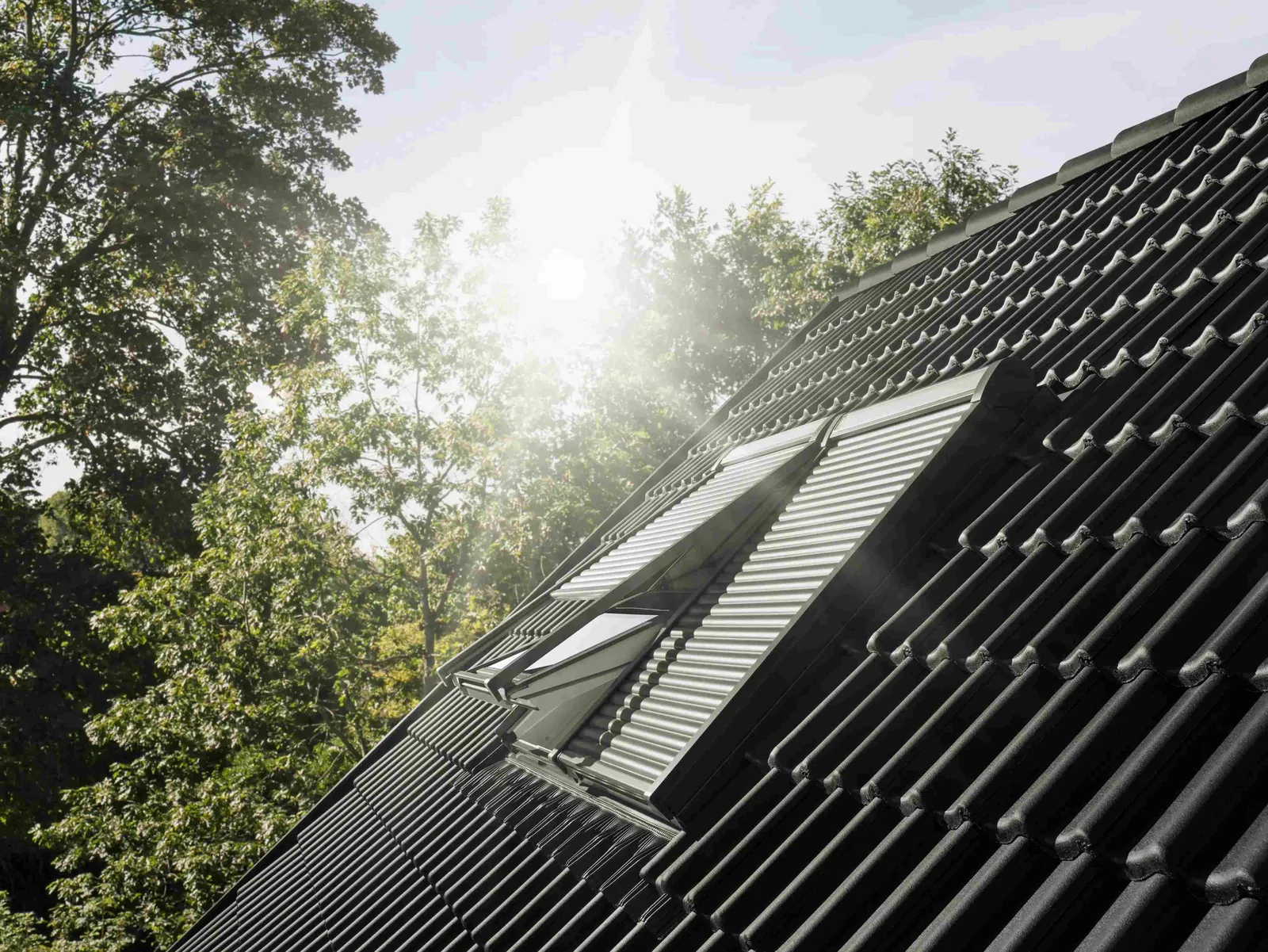 VELUX Elektro-Rollladen SML am Dachfenster (Außenansicht)