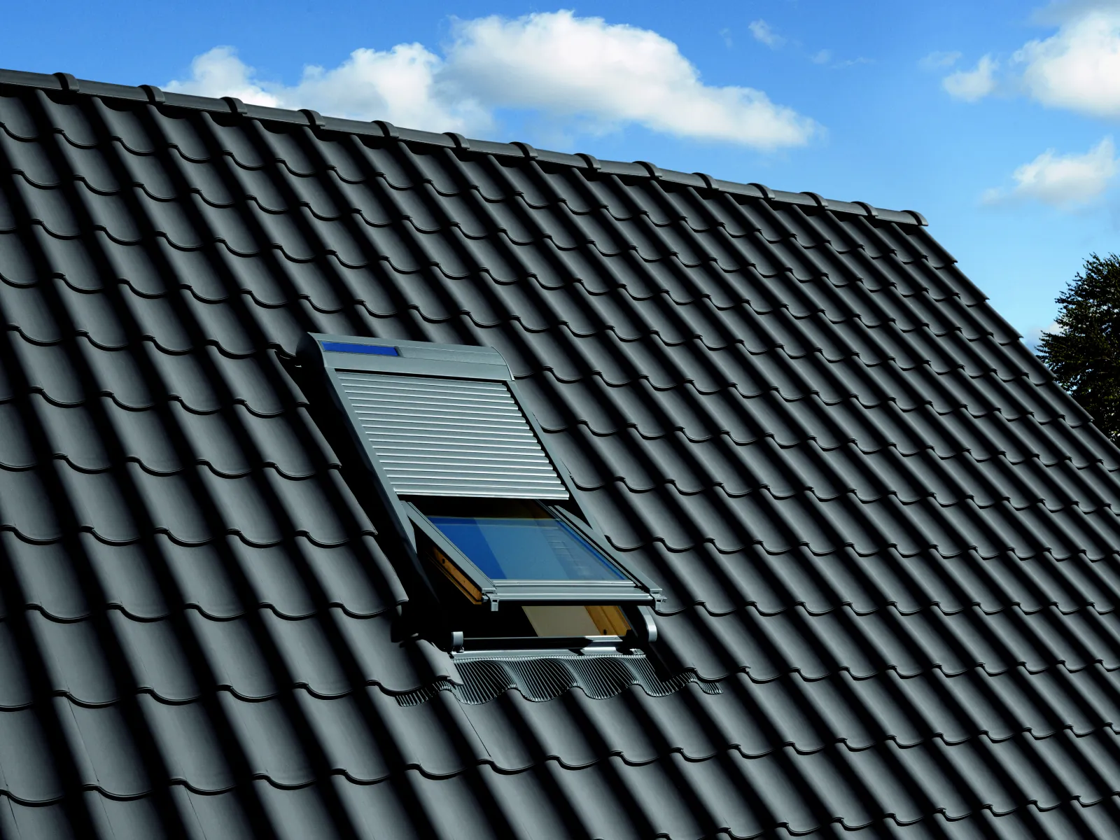 VELUX Solar-Rollladen SSL am Dachfenster (Außenansicht)